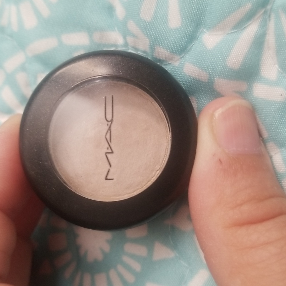 AUTHENTIC MAC EYESHADOW-*SHROOM*